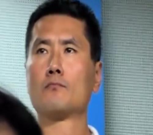 米兰体育邵佳一现场观战浙江队vs云南玉昆，时不时与团队成员热聊